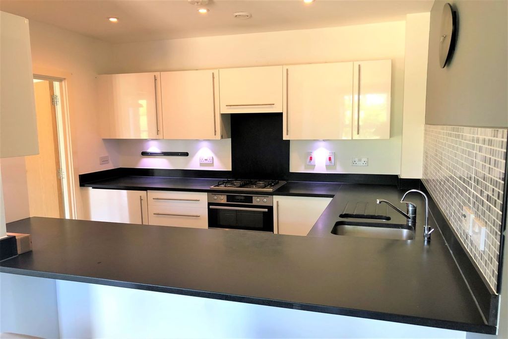 Property photo 3 of 25 Kitchen
