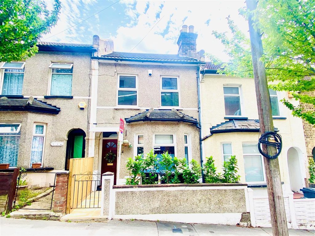 Property photo 3 of 13 214 Holmesdale 1.Jpg