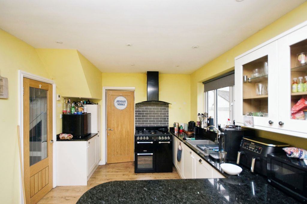 Property photo 3 of 14 Kitchen