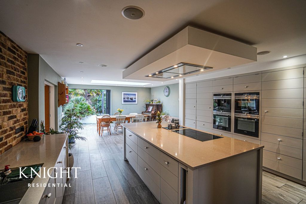 Property photo 2 of 40