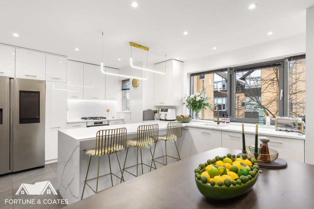 Property photo 2 of 43 Thechase_28.Jpg