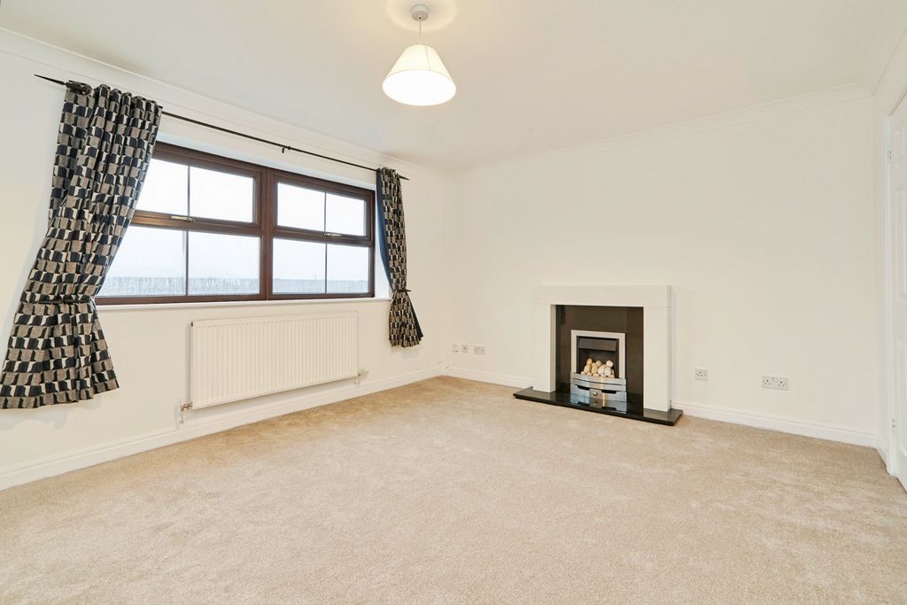 Property photo 3 of 20 Lounge