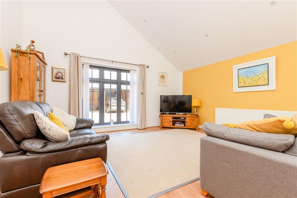 Property photo 2 of 15 Lounge