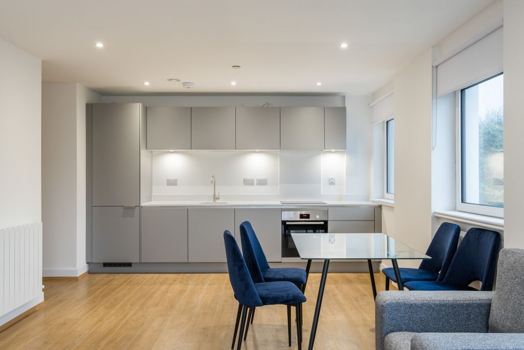 Property photo 3 of 9 128-Whyteleafe-Ho...