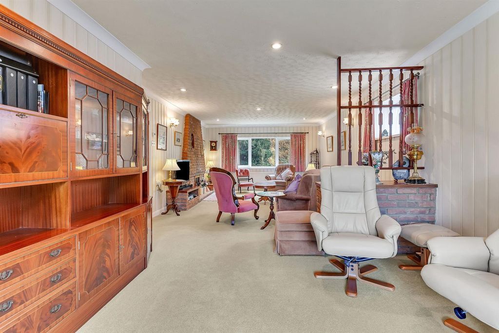 Property photo 3 of 40 Oakwoodhouse_Hs_082.Jpg