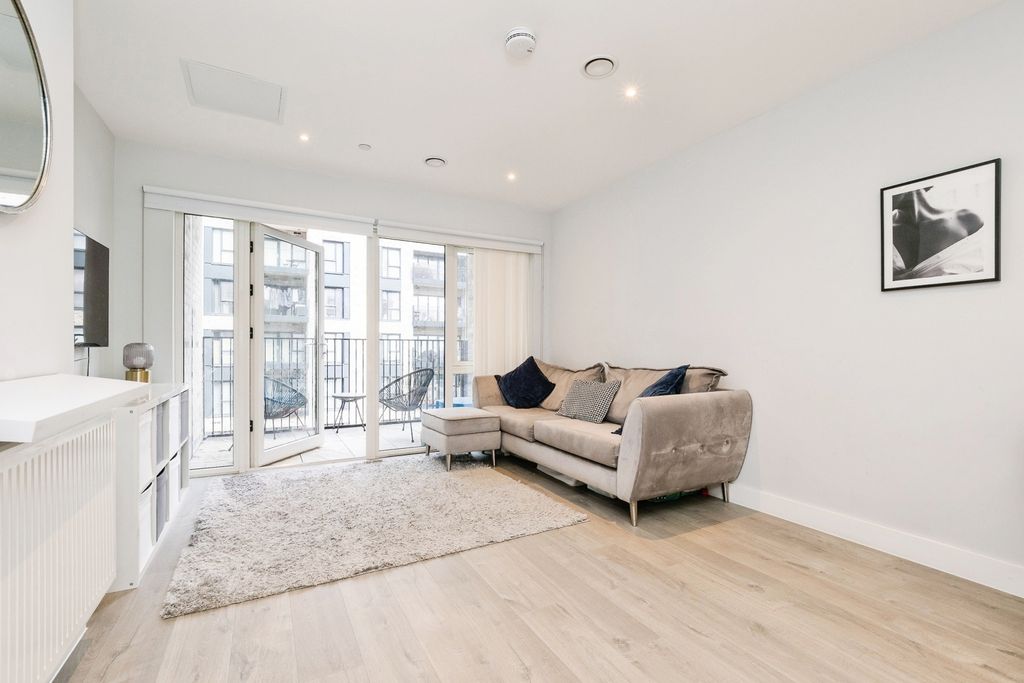 Property photo 3 of 17 Lounge Area