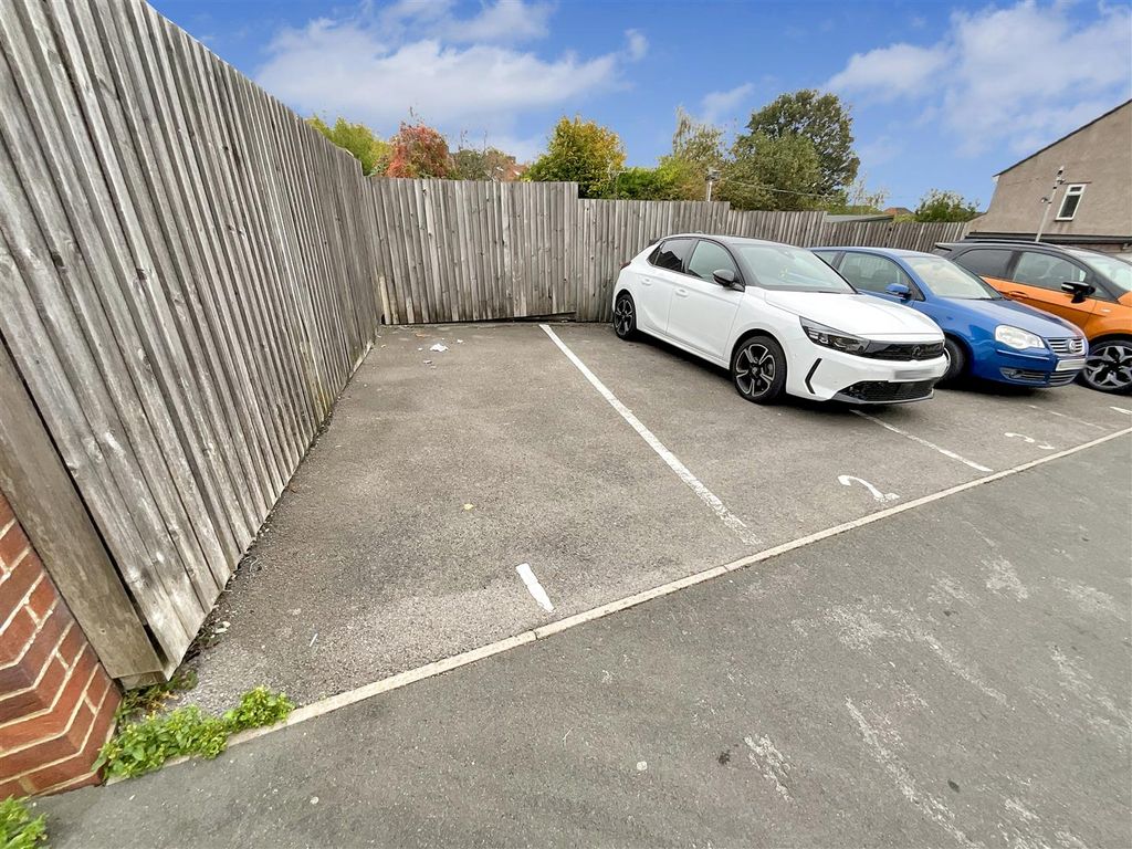 Property photo 2 of 9 Parking