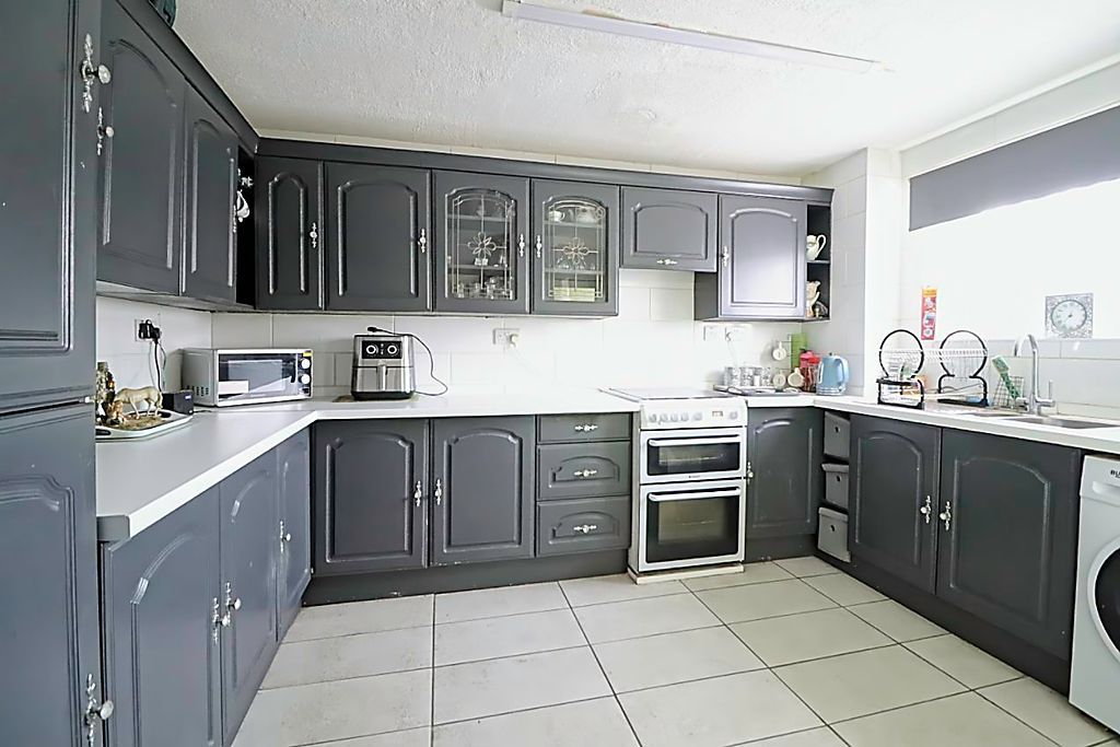 Property photo 3 of 14 Kitchen