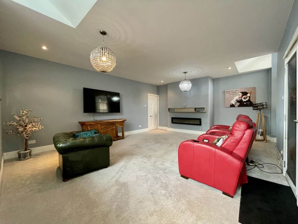 Property photo 3 of 19 Lounge 2