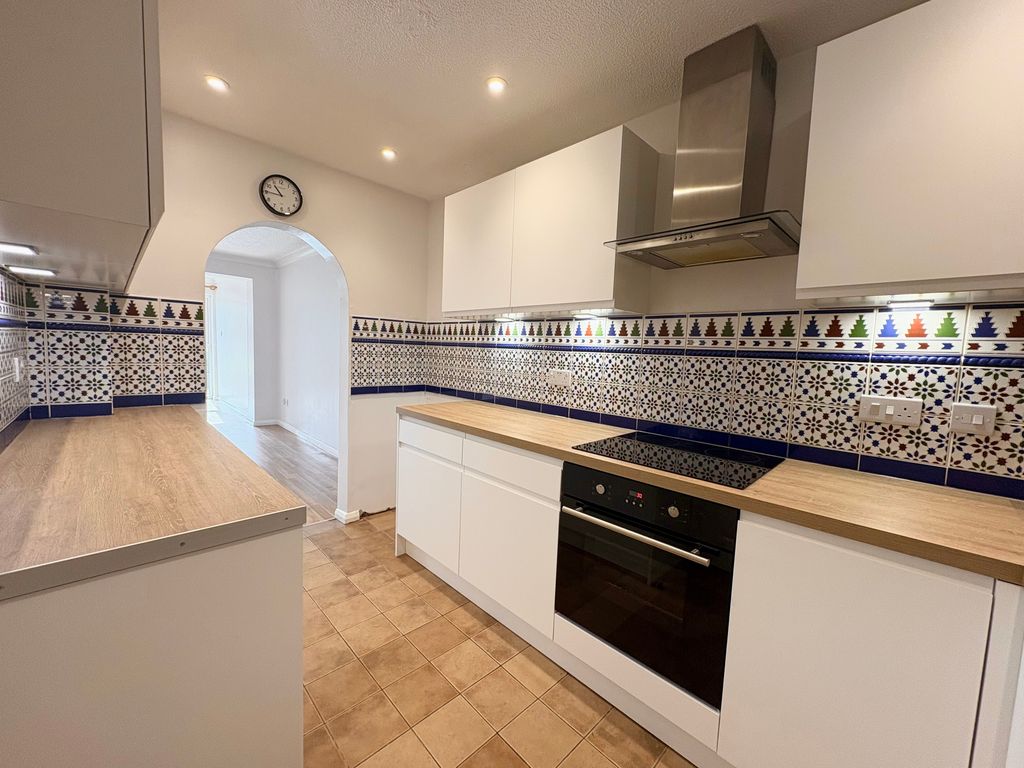 Property photo 2 of 9 Kitchen