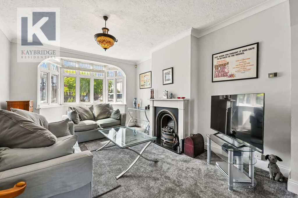 Property photo 2 of 15 Stoneleigh Avenue, Worcester Park - Kt4 8XX
