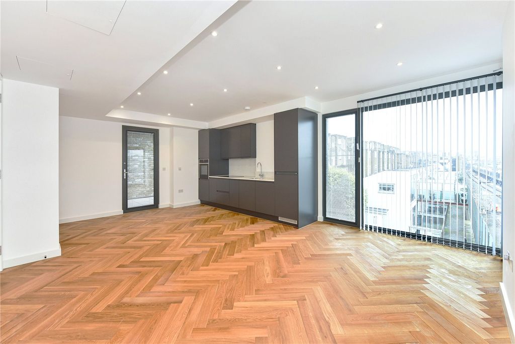 Property photo 1 of 9 Kitchen/Reception