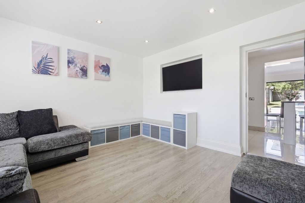 Property photo 3 of 28 5212302