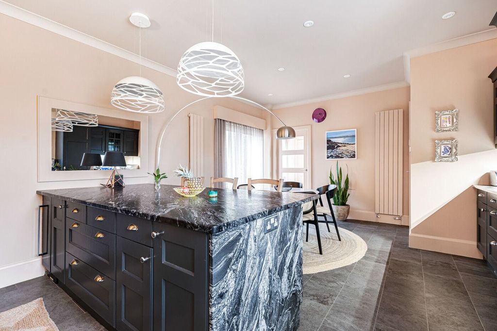 Property photo 3 of 28