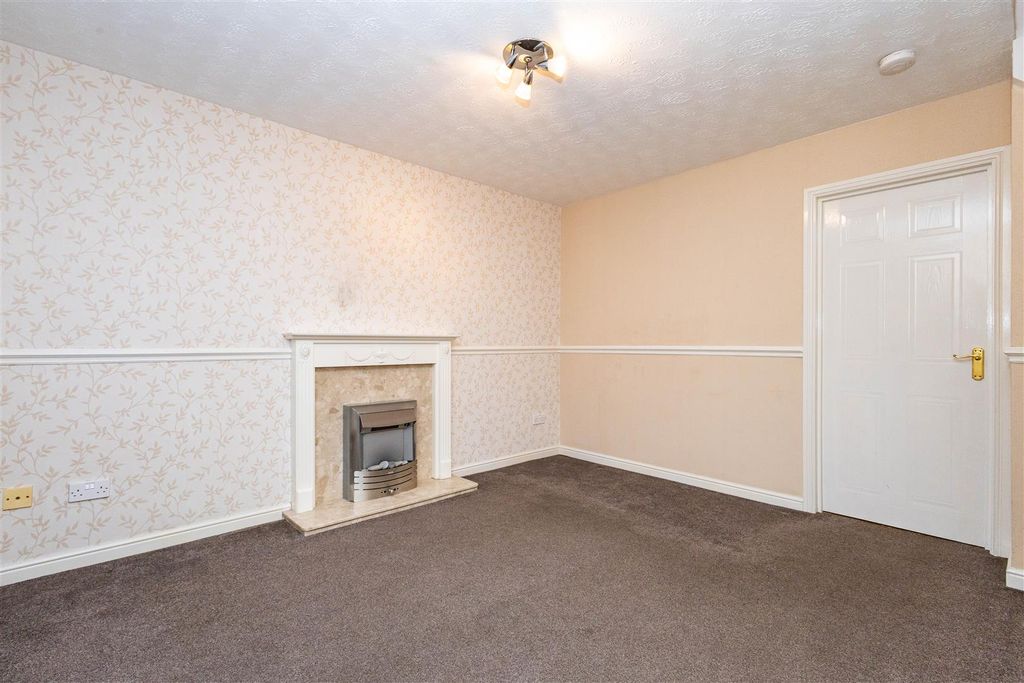 Property photo 3 of 14 Lounge