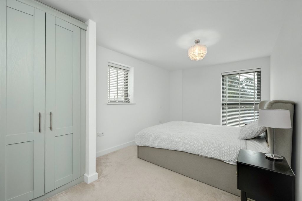 Property photo 2 of 9 Principle Bedroom