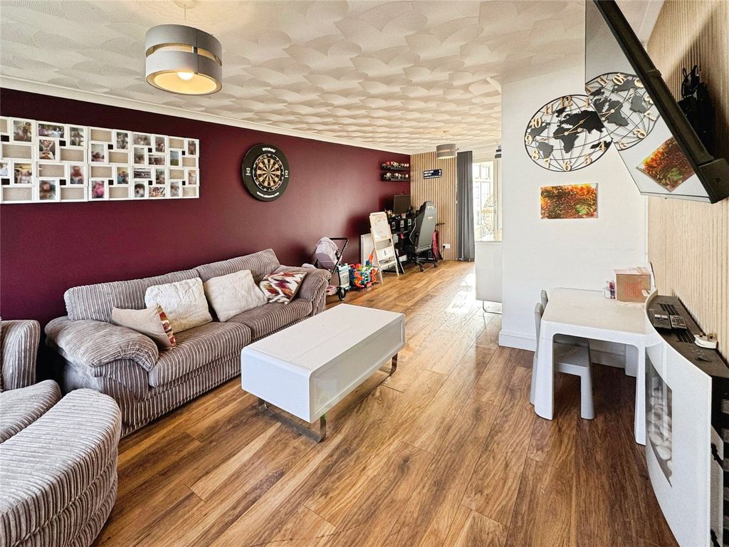 Property photo 3 of 28 Lounge/Diner