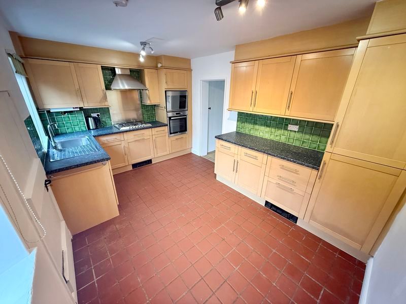 Property photo 3 of 11 Kitchen