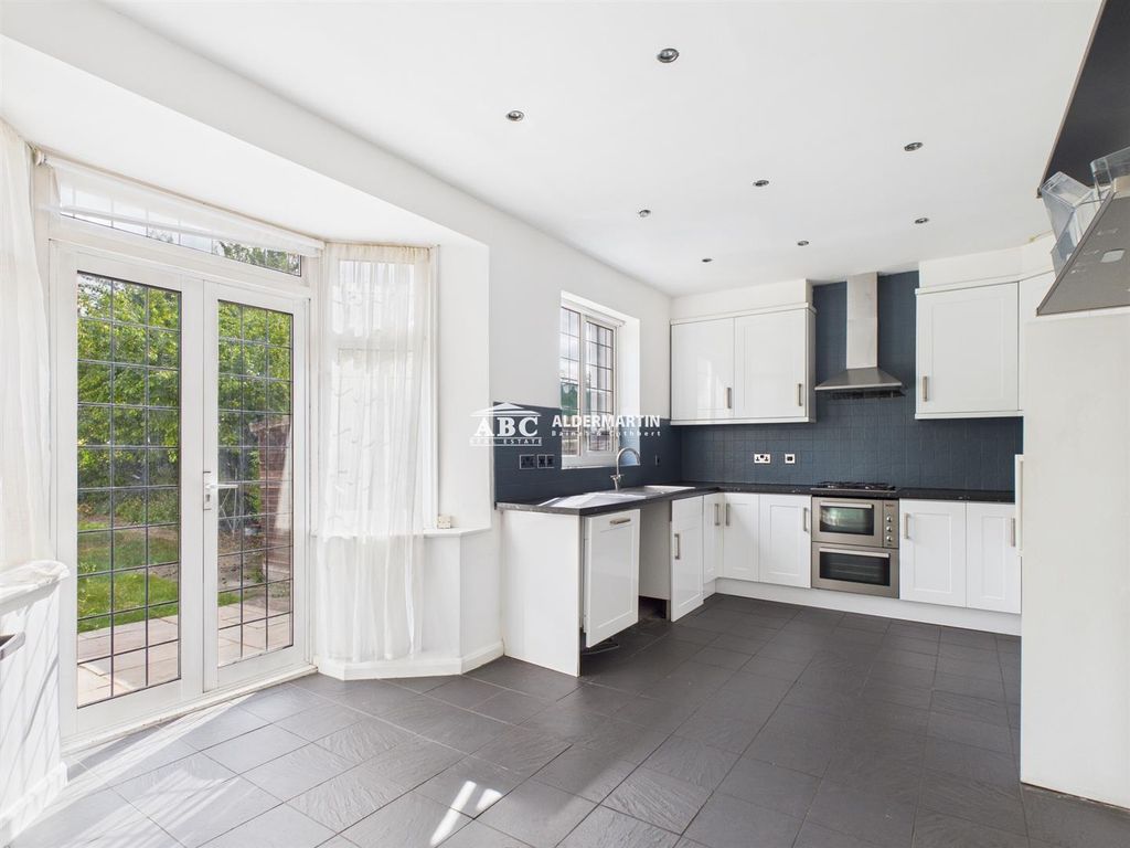 Additional image 4 of 5 bed property for salePenshurst Gardens, Edgware HA8