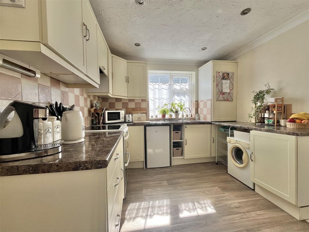 Property photo 2 of 22 Kitchen