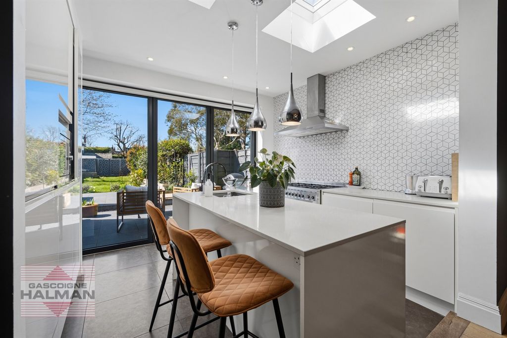 Property photo 2 of 20 Kitchen