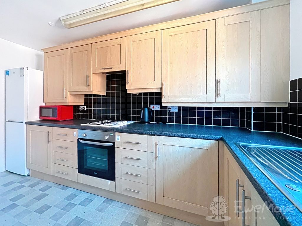 Property photo 3 of 7 Modern Kitchen With Appliances