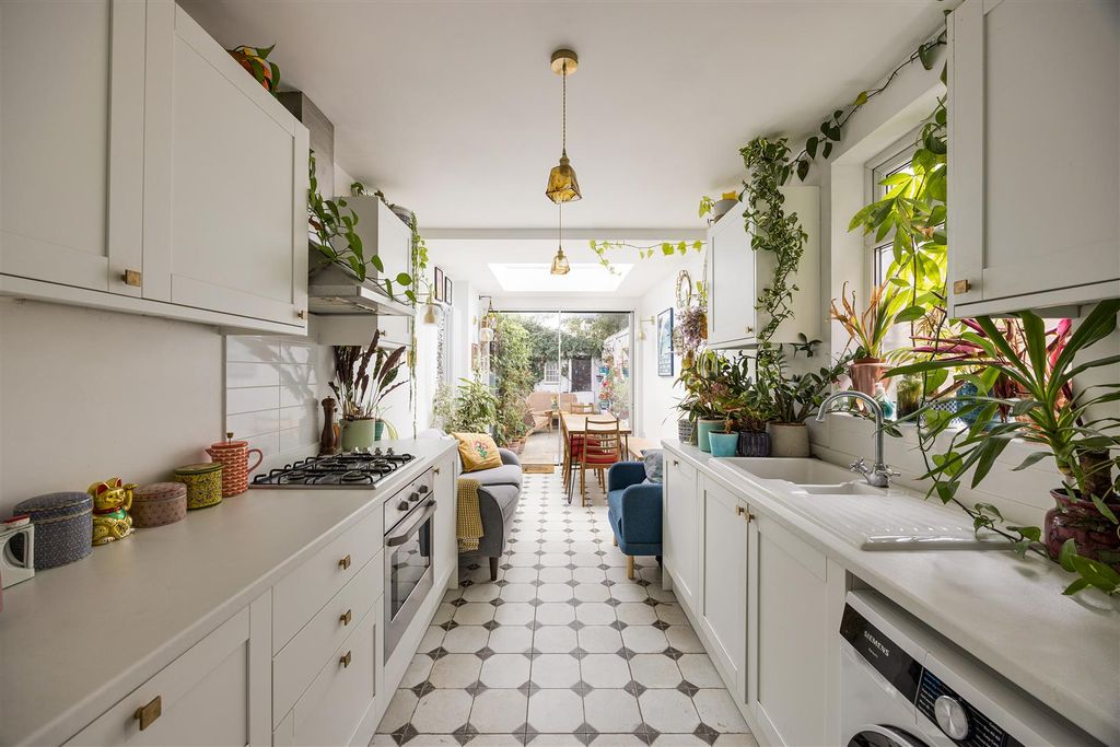 Property photo 1 of 26 Pevensey Road, E17