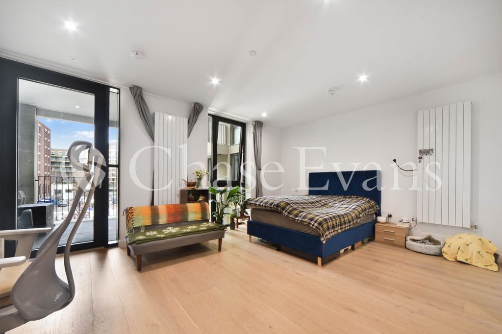 Property photo 1 of 18 Living