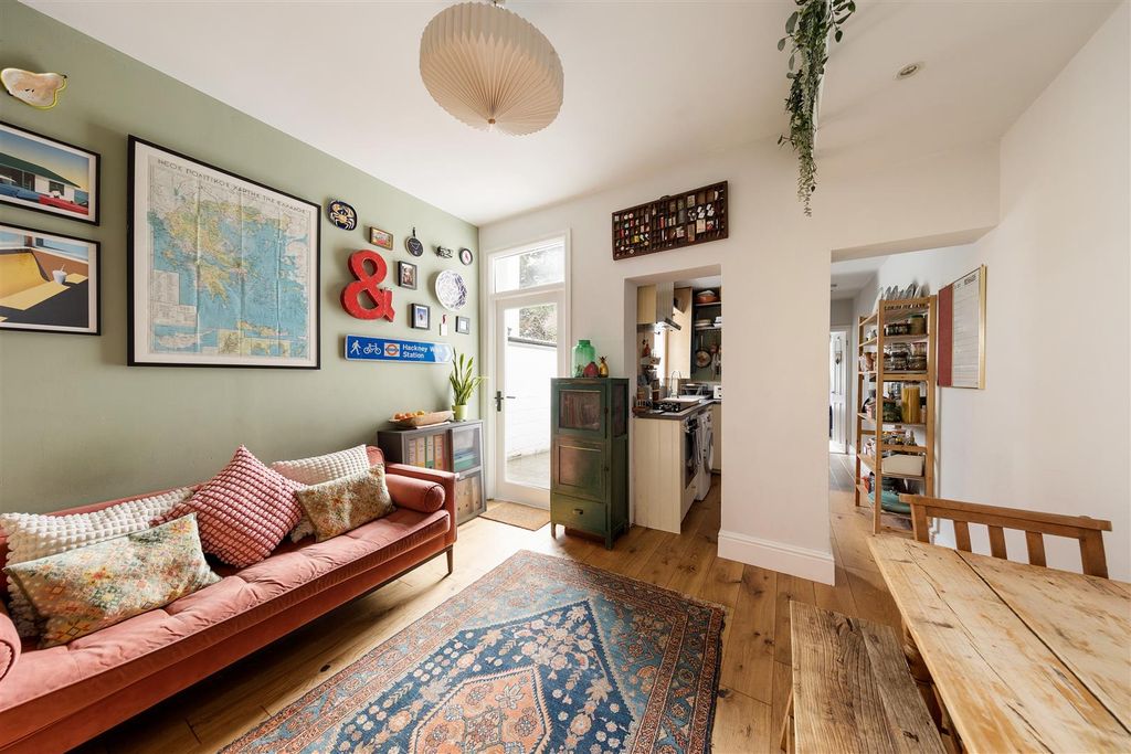 Property photo 2 of 30 Pembroke Road, E17