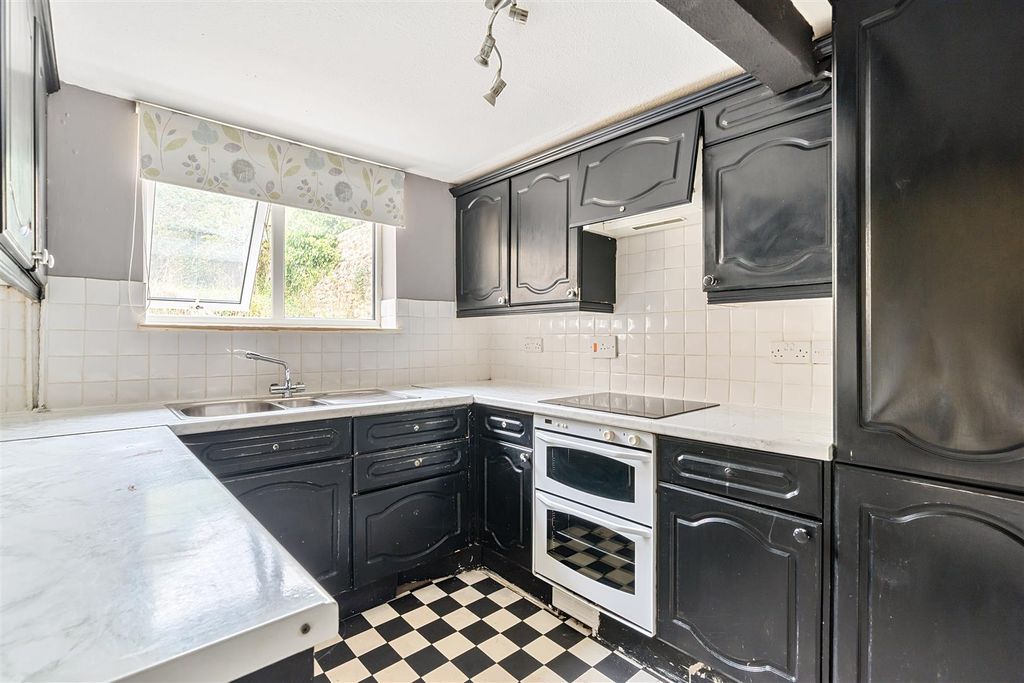 Property photo 2 of 11 Kitchen