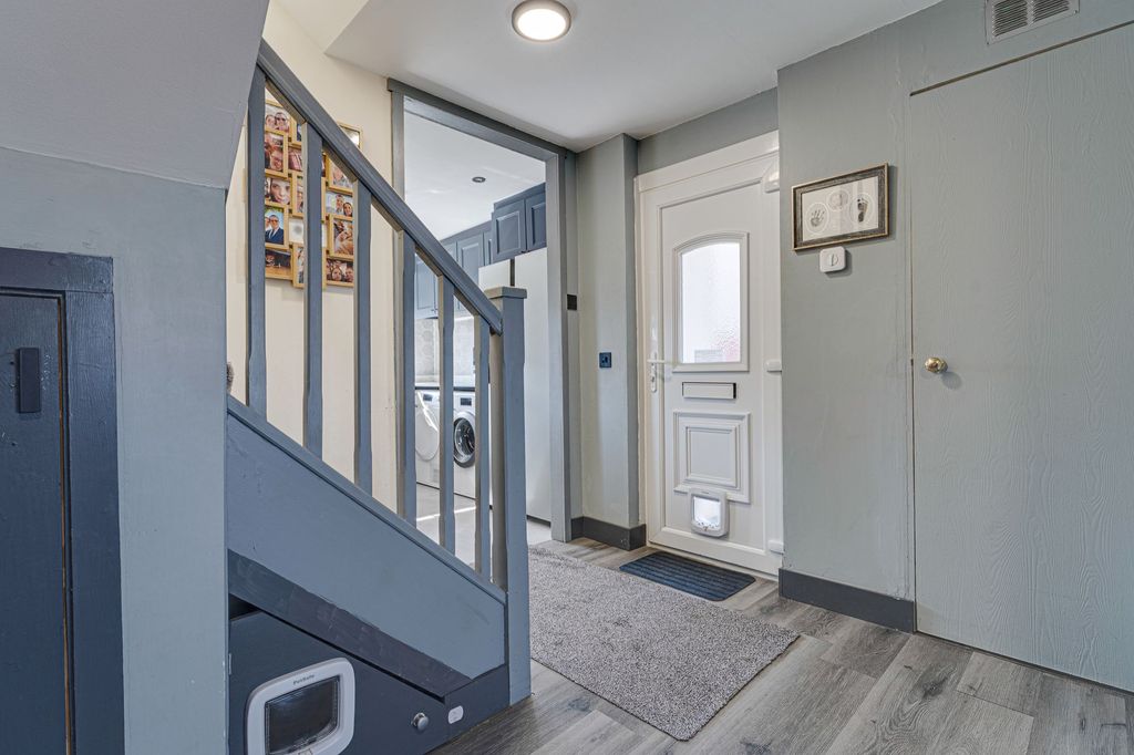 Property photo 3 of 31