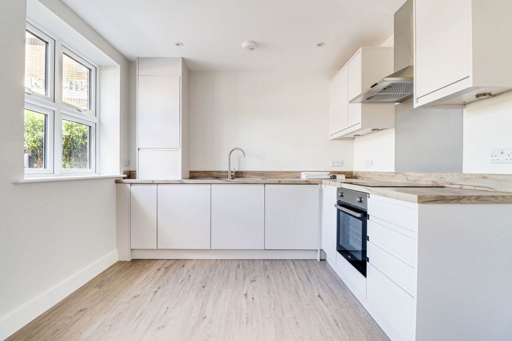 Property photo 3 of 10 Img4002Img4004