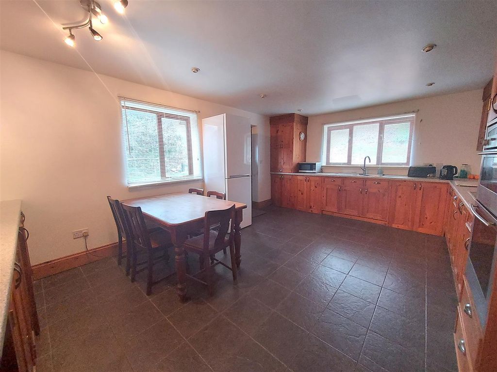 Property photo 3 of 6 Shared Kitchen
