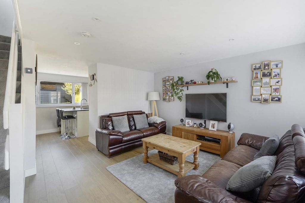 Property photo 2 of 12 10Riverhead02.Jpg