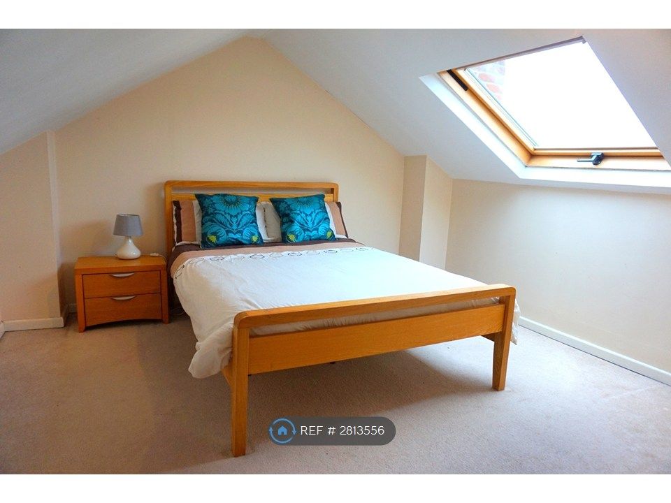 Property photo 1 of 11 Bedroom 2: Large, Double Top Floor Bedroom