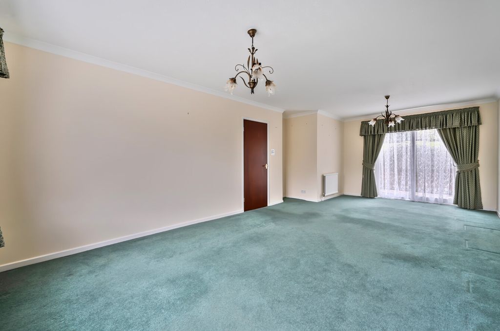 Property photo 3 of 21 Living Room