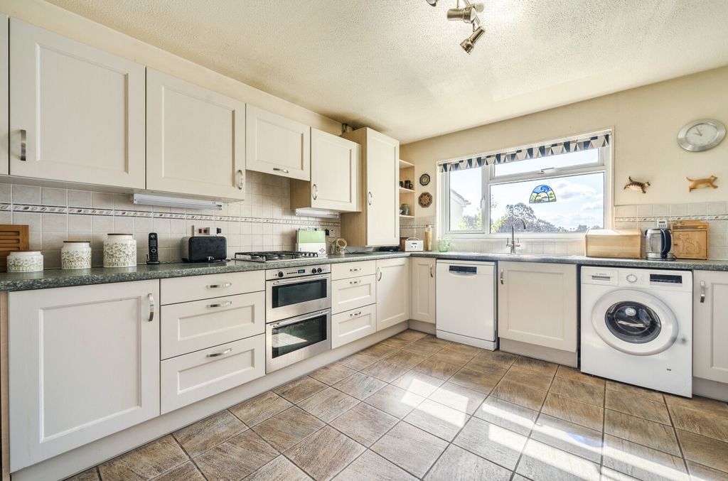 Property photo 3 of 14 Kitchen