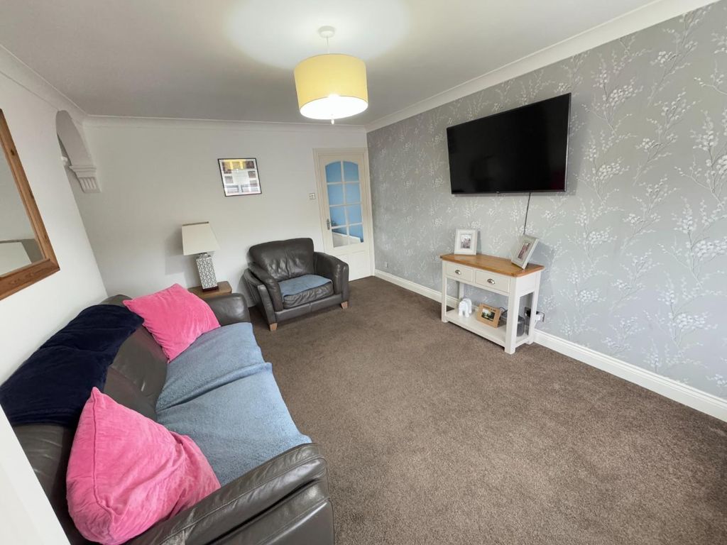 Property photo 3 of 20 Lounge