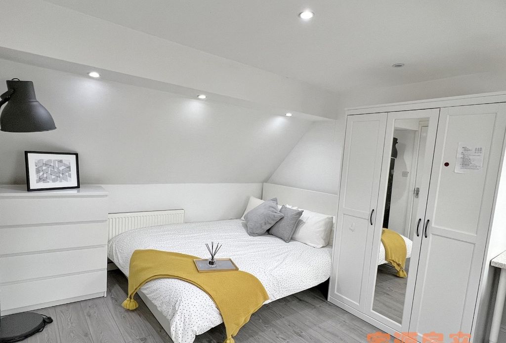 Property photo 3 of 10 Bright And Modern Double Bedroom Featuring A Comfo...