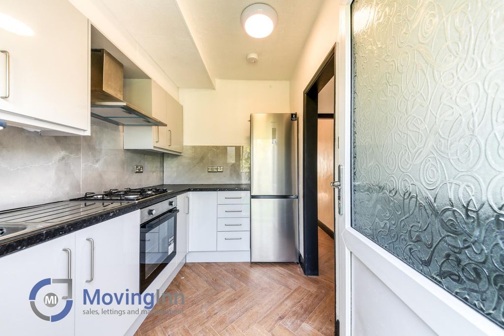 Property photo 3 of 11 Kitchen