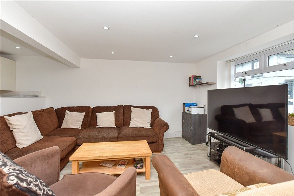 Property photo 3 of 17 Lounge