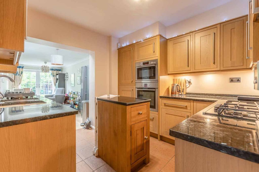 Property photo 2 of 21