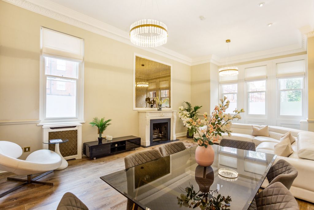 Property photo 1 of 13 Sloane Gardens Londo