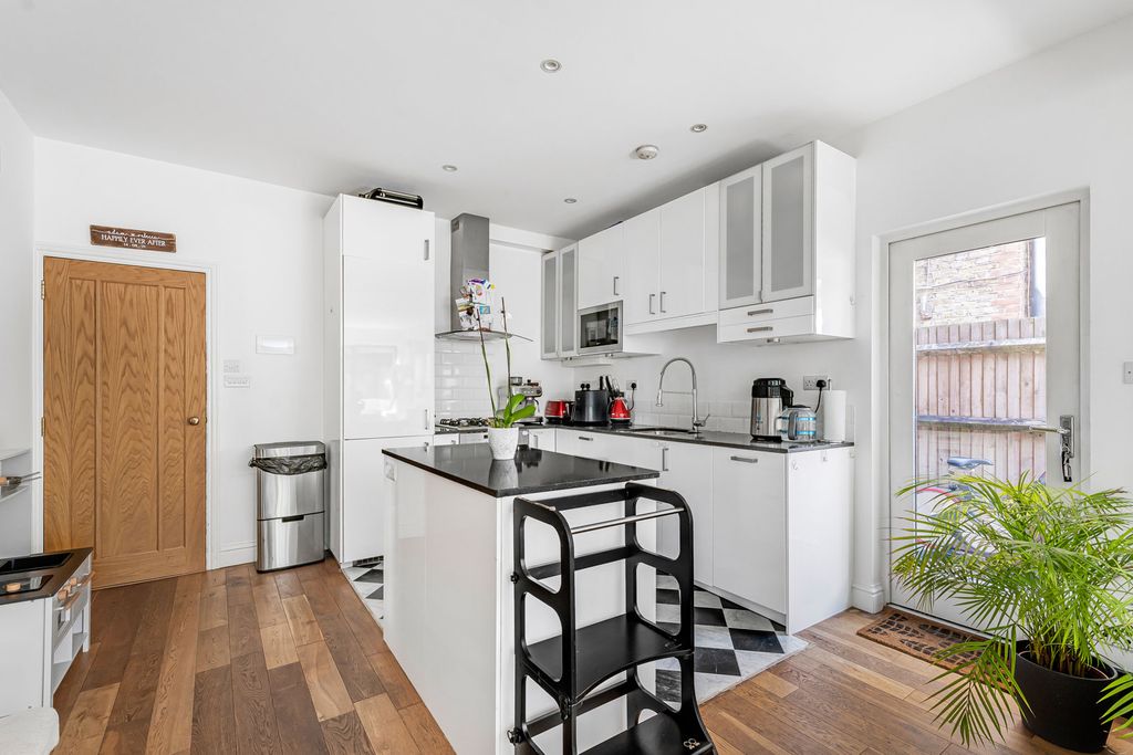 Property photo 2 of 19 Reception/Kitchen