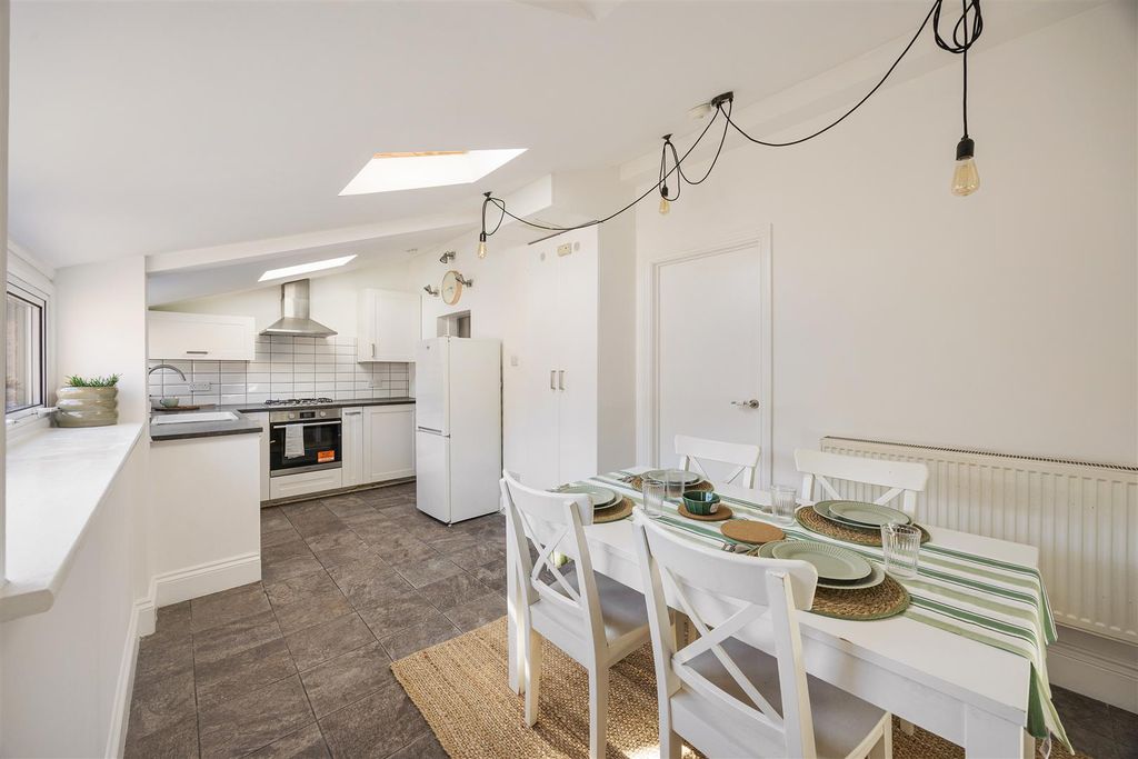 Property photo 3 of 24 Romford Road, E7