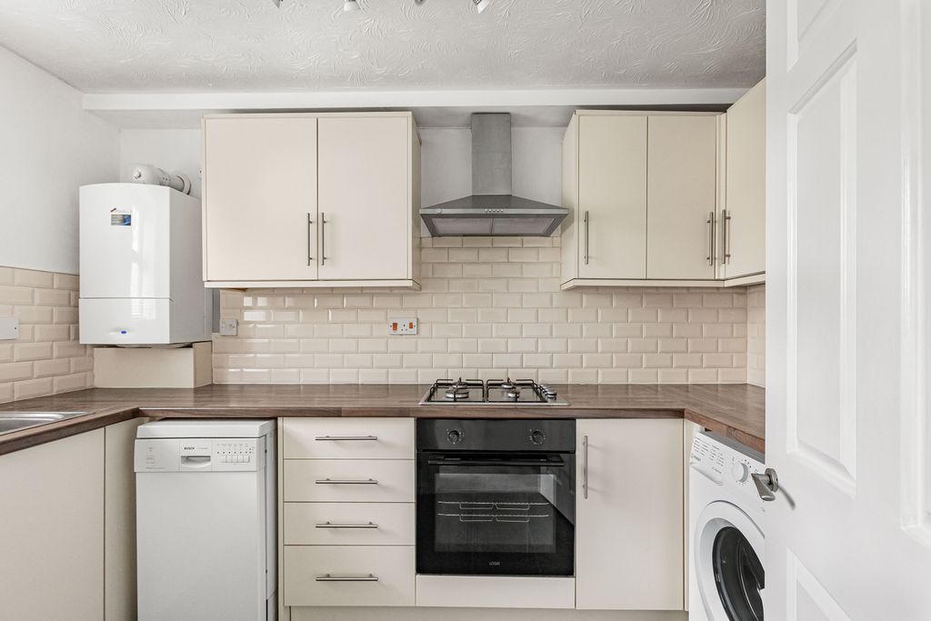 Property photo 3 of 11 Kitchen