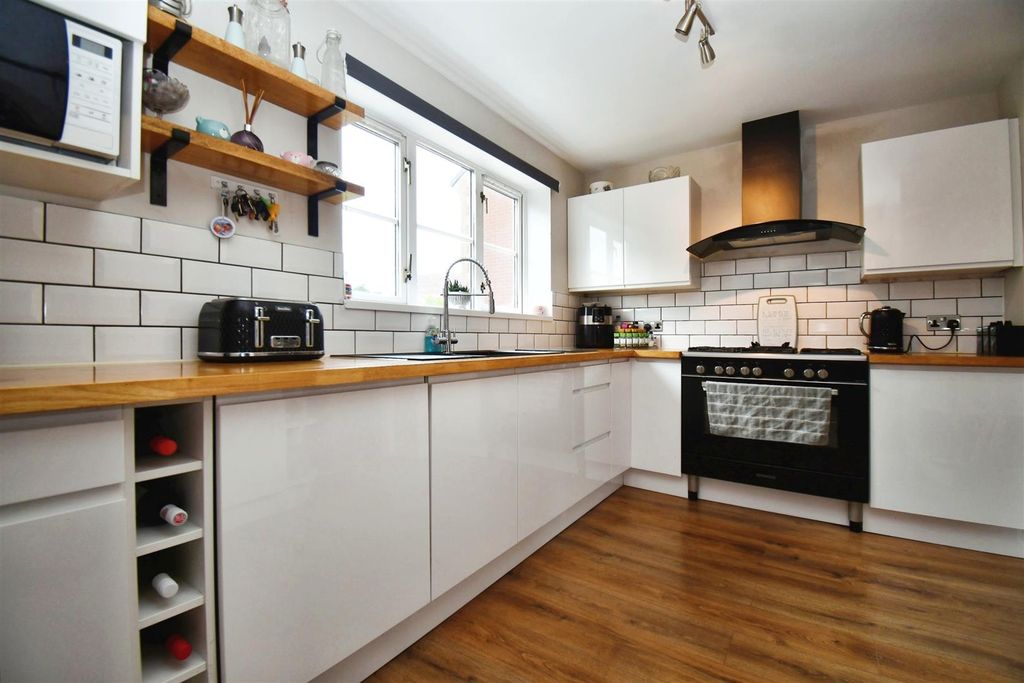 Property photo 2 of 28 Kitchen