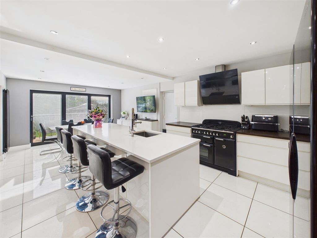 Property photo 2 of 25 Dining Kitchen