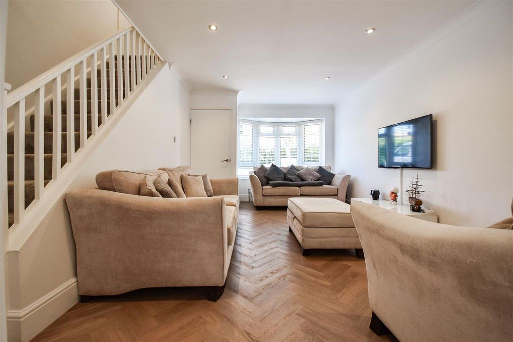 4 bed detached house for saleRectory Chase, Doddinghurst, Brentwood CM15 photo 5