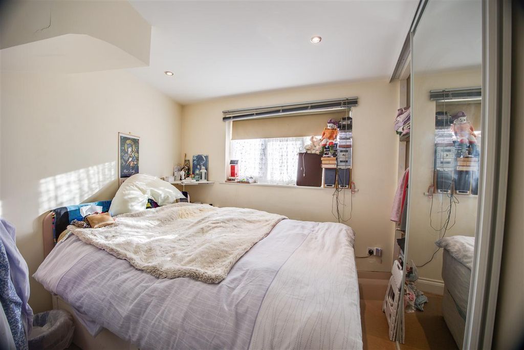 Property photo 3 of 7 Bedroom 1